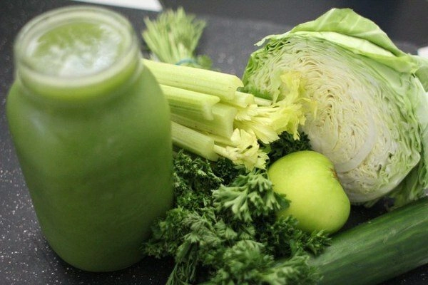 Experts say that a juice cleanse to lose weight is safe as long as it is three days or shorter. Plus, it can help kick-start your diet plan.