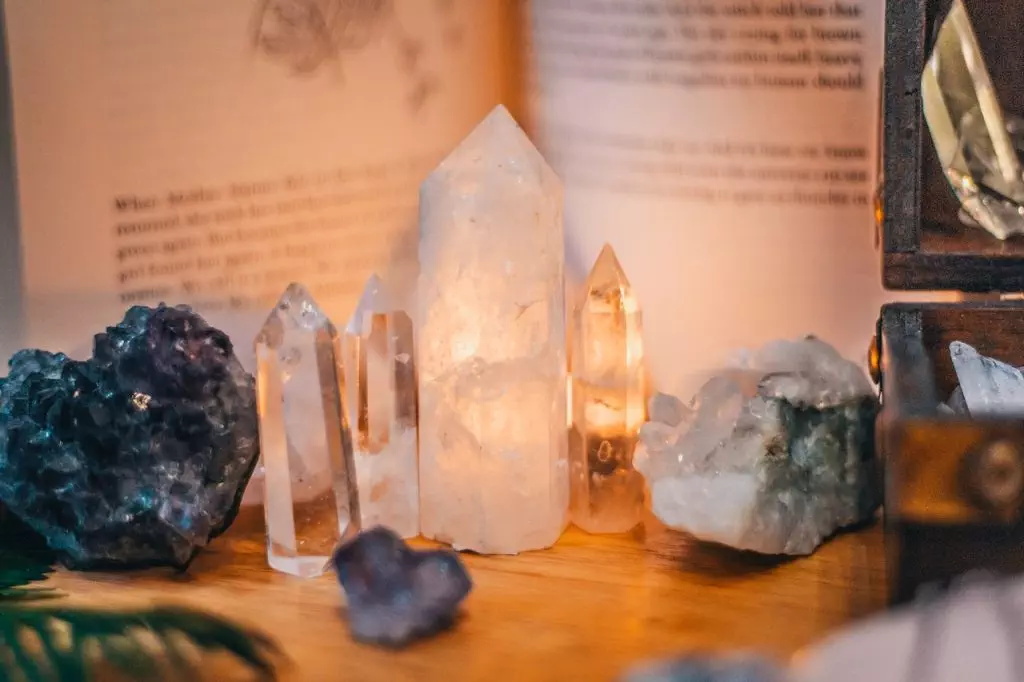 A comprehensive guide to holistic health tips, emphasizing the benefits and uses of crystals.